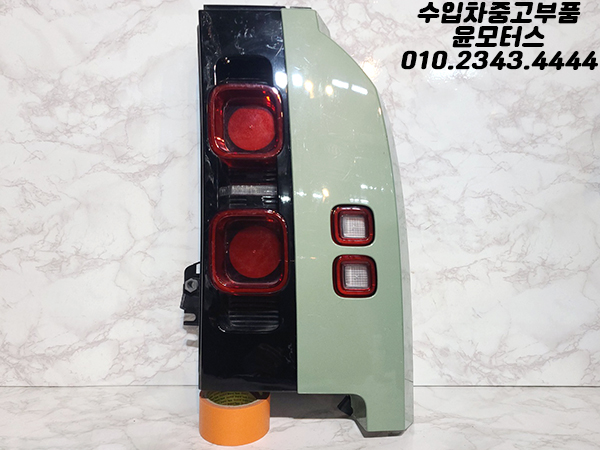 랜드로버 디펜더 조수석 후미등 L8B2-13404